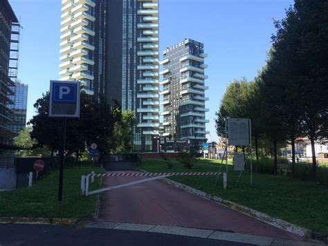 Piazza Luigi Einaudi parcheggio .